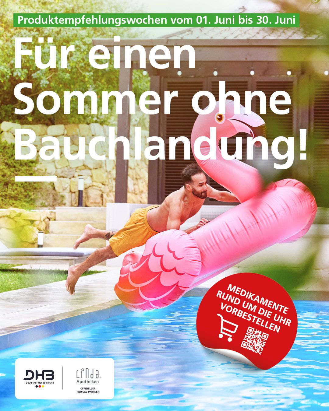 Strandtasche mit buntem Windrad und Handtüchern vor einem Strandszenario.