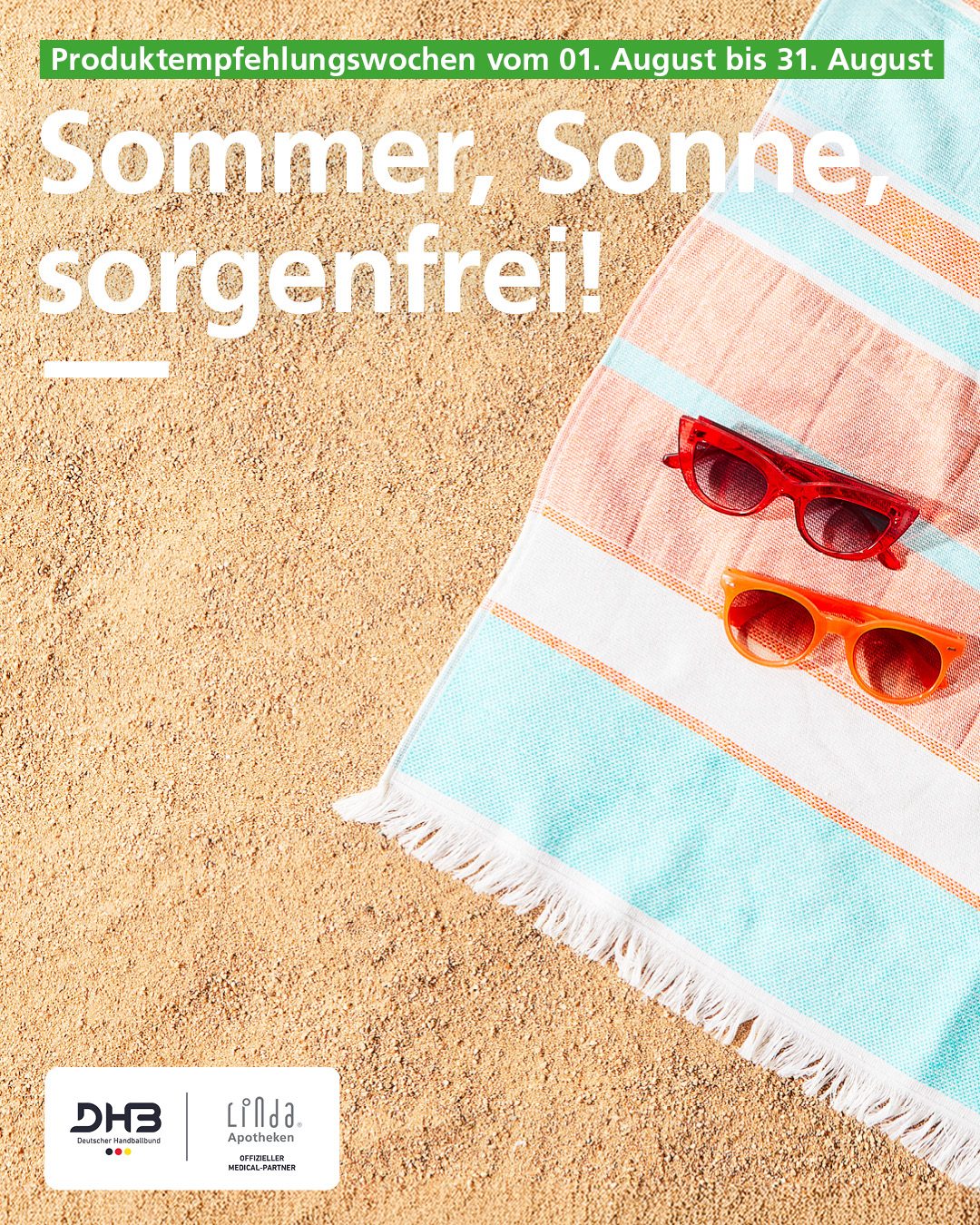 Strandtasche mit buntem Windrad und Handtüchern vor einem Strandszenario.