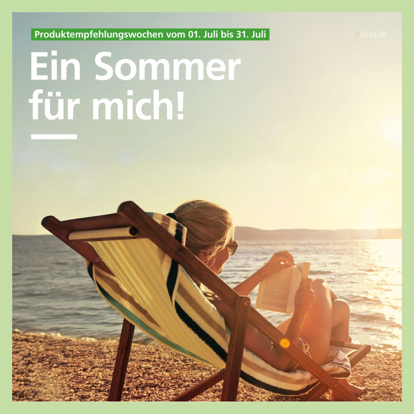 Strandtasche mit buntem Windrad und Handtüchern vor einem Strandszenario.