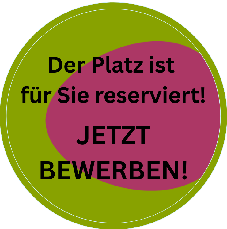 Lächelnde Frau mit kurzen braunen Haaren, im Hintergrund Produkte sichtbar.